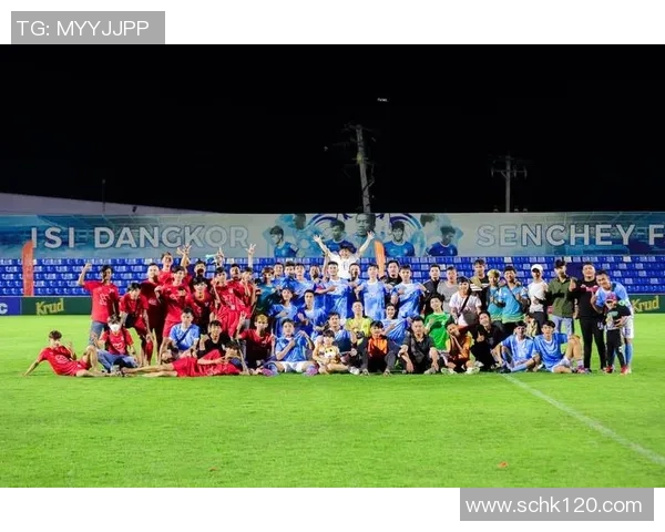 足球巨星赛场激情瞬间意外吻戏引发球迷热议与媒体持续关注