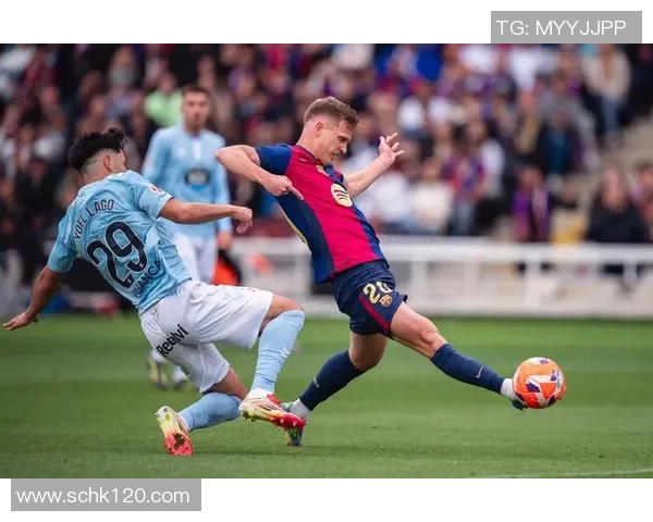 足球球星精准破门绝杀时刻展现个人技艺和团队配合完美结合