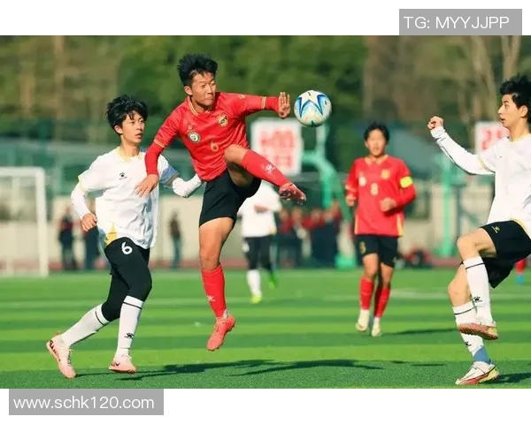 雨中驰骋的足球巨星展现坚毅拼搏精神与绿茵场浪漫风采 雨中驰骋的足球巨星展现坚毅拼搏精神与绿茵场浪漫风采